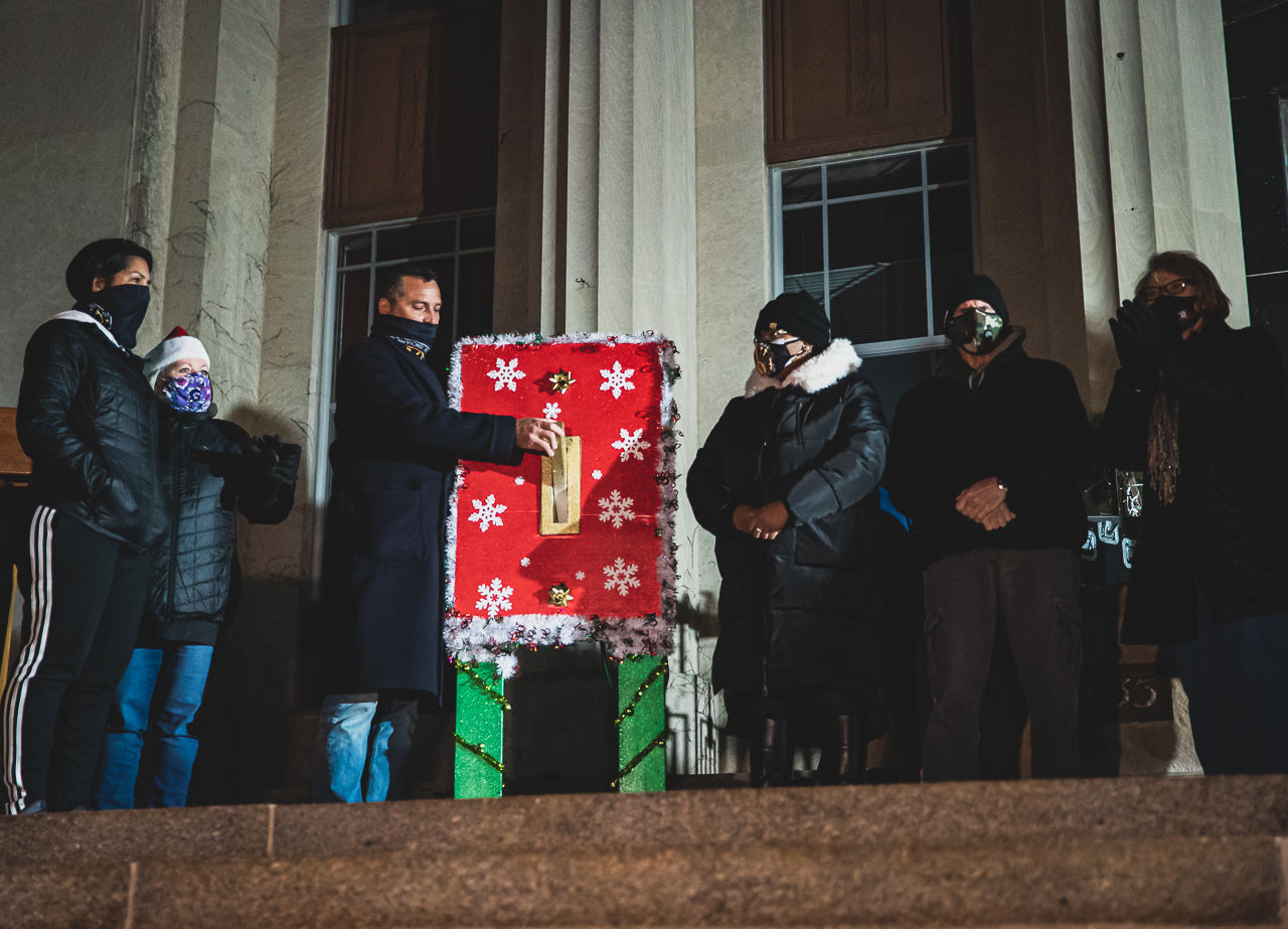 Hammond holds inaugural tree lighting ceremony